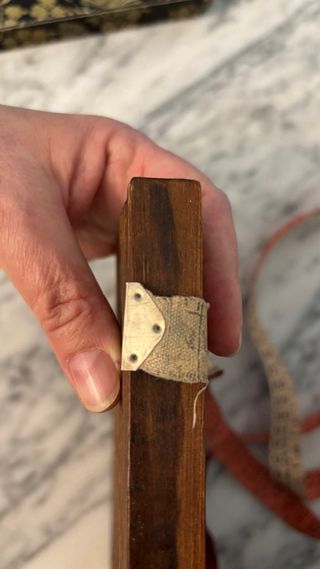 Cuadro madera mujer rezando metal 41cm