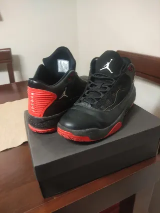 Zapatillas Jordan Air Max Aura 2 Negras Rojas