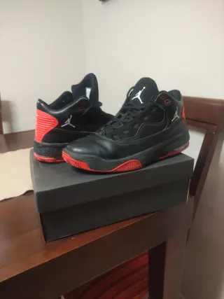 Zapatillas Jordan Air Max Aura 2 Negras Rojas