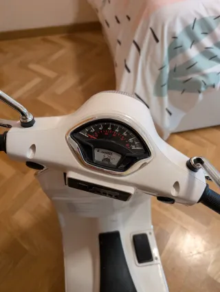 Moto Vespa de juguete blanca