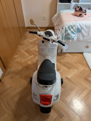 Moto Vespa de juguete blanca