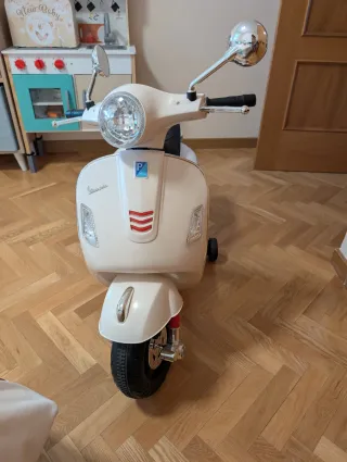 Moto Vespa de juguete blanca
