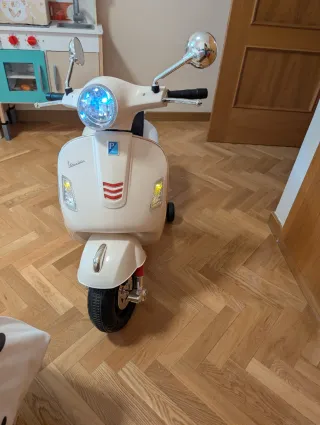 Moto Vespa de juguete blanca