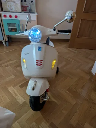 Moto Vespa de juguete blanca