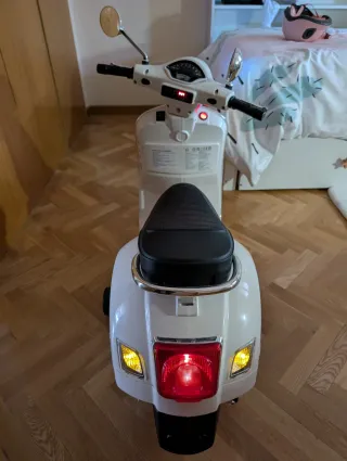 Moto Vespa de juguete blanca