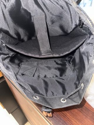 Mochila negra con detalles marrones