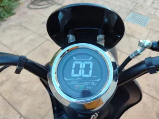 Ciclomotor Eléctrico Bora Negro, seminuevo.