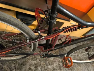 Bicicleta 26" doble suspensión negra y granate