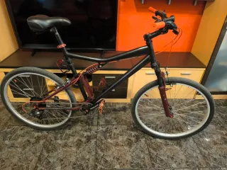 Bicicleta 26" doble suspensión negra y granate
