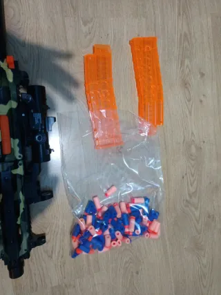 Fucile elettrico con caricatori e munizioni