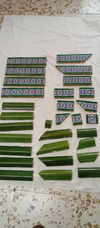 Lote 11 azulejos antiguos zócalo