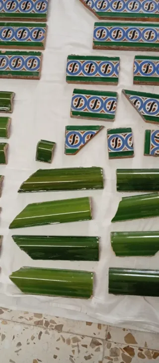 Lote 11 azulejos antiguos zócalo