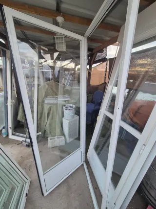 Puerta balconera aluminio blanco