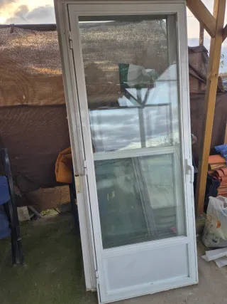 Puerta balconera aluminio blanco