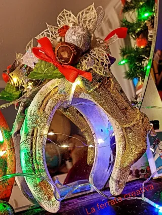 Ferro di cavallo decorato con stivale dorato