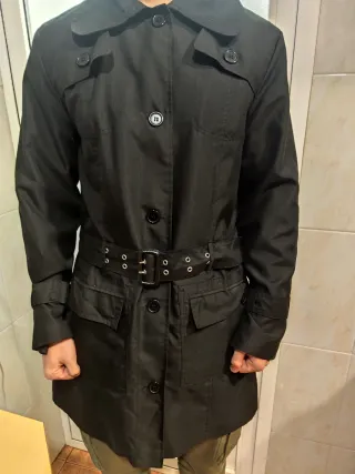 Gabardina negra con cinturón