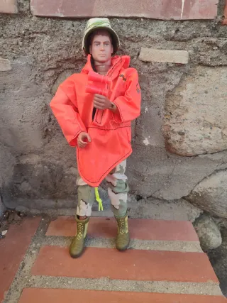 Muñeco Soldado con Ropa Camuflaje y Chaleco Naranj