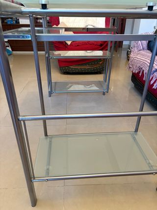 Escritorio de cristal y metal