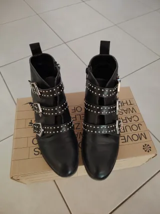Stivaletti neri con borchie e fibbie