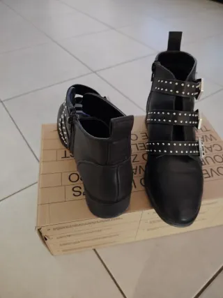 Stivaletti neri con borchie e fibbie