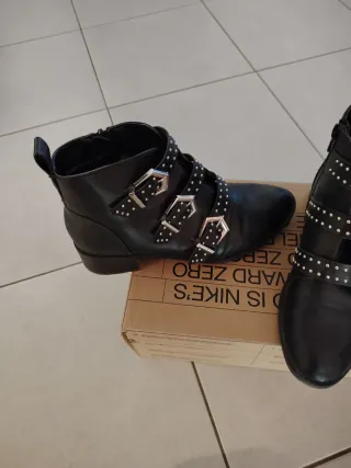 Stivaletti neri con borchie e fibbie