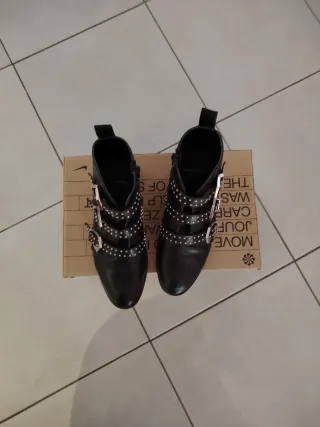 Stivaletti neri con borchie e fibbie