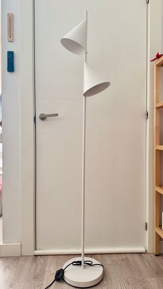 Lámpara de pie blanca