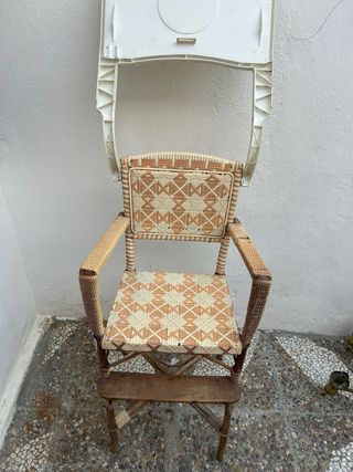 Trona antigua de mimbre y madera Hecha a mano