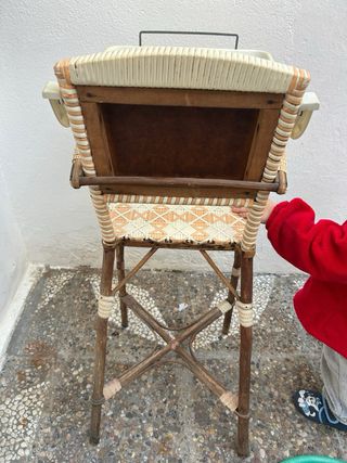 Trona antigua de mimbre y madera Hecha a mano