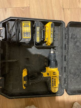 Taladro Dewalt 18V con cargador y baterías