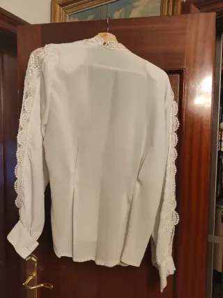 Blusa blanca con encaje