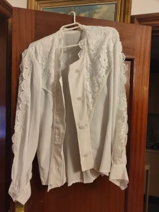 Blusa blanca con encaje