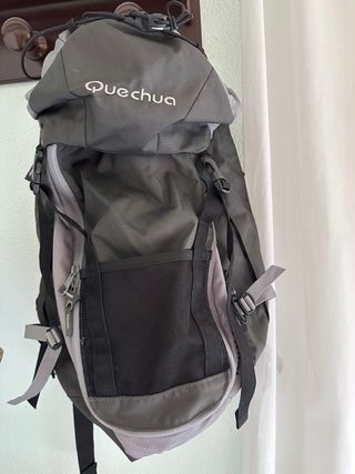 Mochila Quechua Negra y Gris