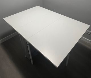 Mesa de alas plegable blanca con 2 sillas