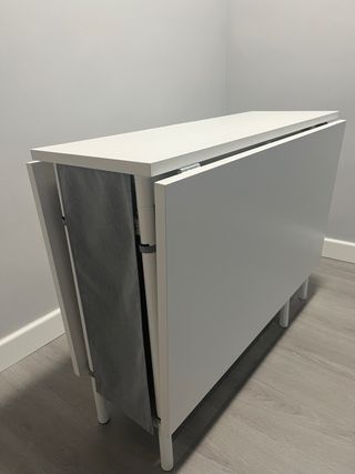 Mesa de alas plegable blanca con 2 sillas