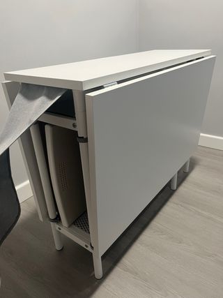 Mesa de alas plegable blanca con 2 sillas