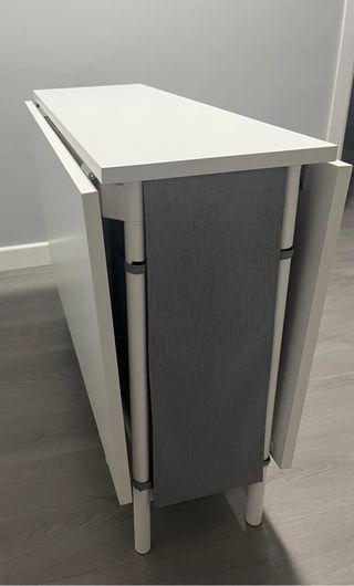 Mesa de alas plegable blanca con 2 sillas