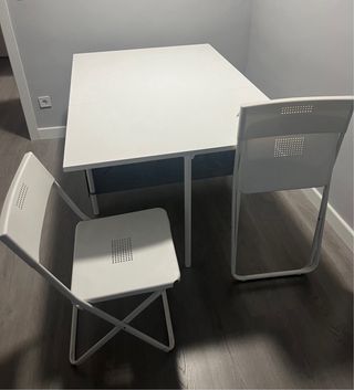 Mesa de alas plegable blanca con 2 sillas