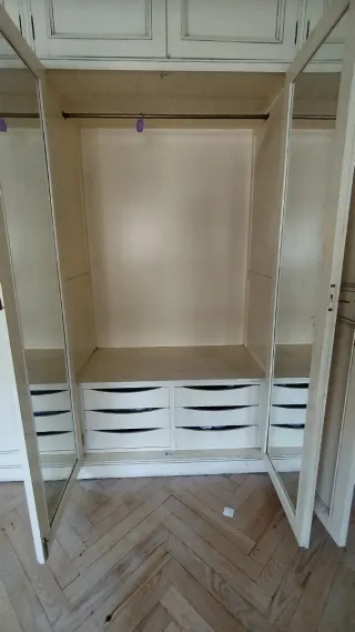 Armario empotrado de madera beige