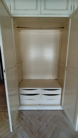 Armario empotrado de madera beige