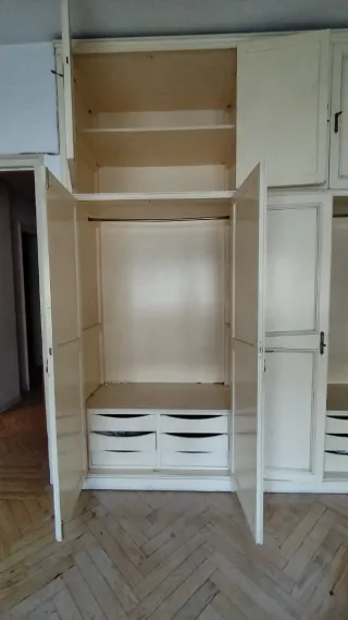 Armario empotrado de madera beige