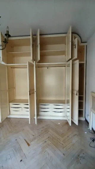 Armario empotrado de madera beige