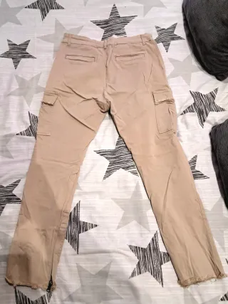 Pantalón cargo slim fit beige