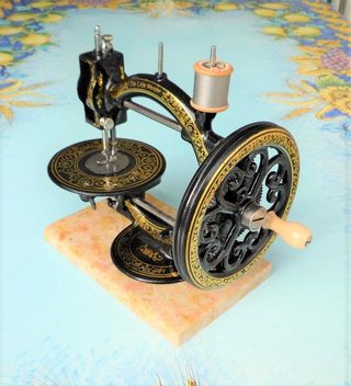 Antica macchina da cucire Little Wanzer 1870