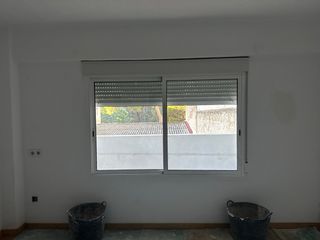 Ventana aluminio con persiana 197x142