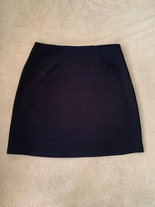 Falda negra corta