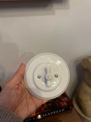Interruptor de luz de porcelana blanco