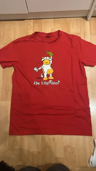 Camiseta roja con dibujo de vaca