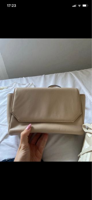 Conjunto: Camiseta, pantalón, zapatillas y bolso