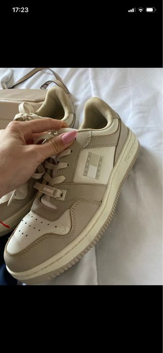 Conjunto: Camiseta, pantalón, zapatillas y bolso